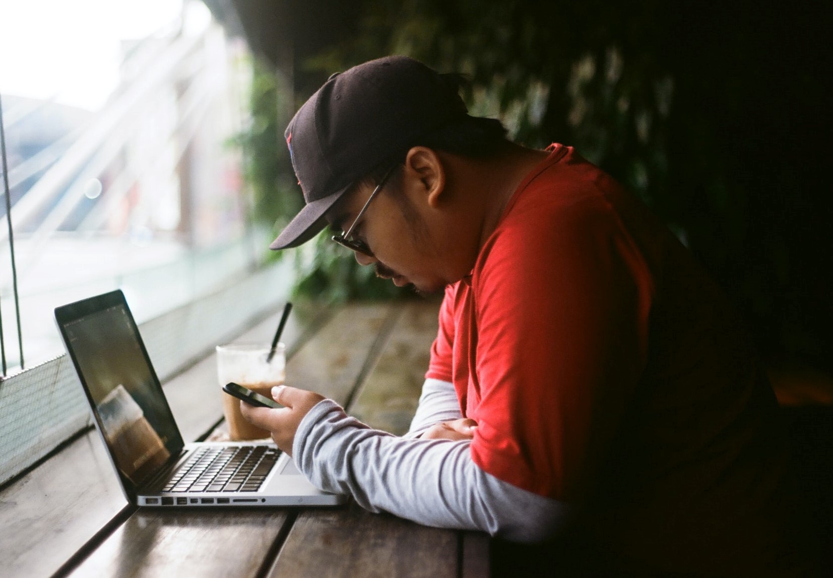 Titelbild: Mann, dem man hochfunktionale Depression nicht ansieht