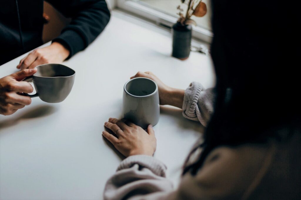 Zwei Personen sprechen am Tisch über Alltagspsychologie