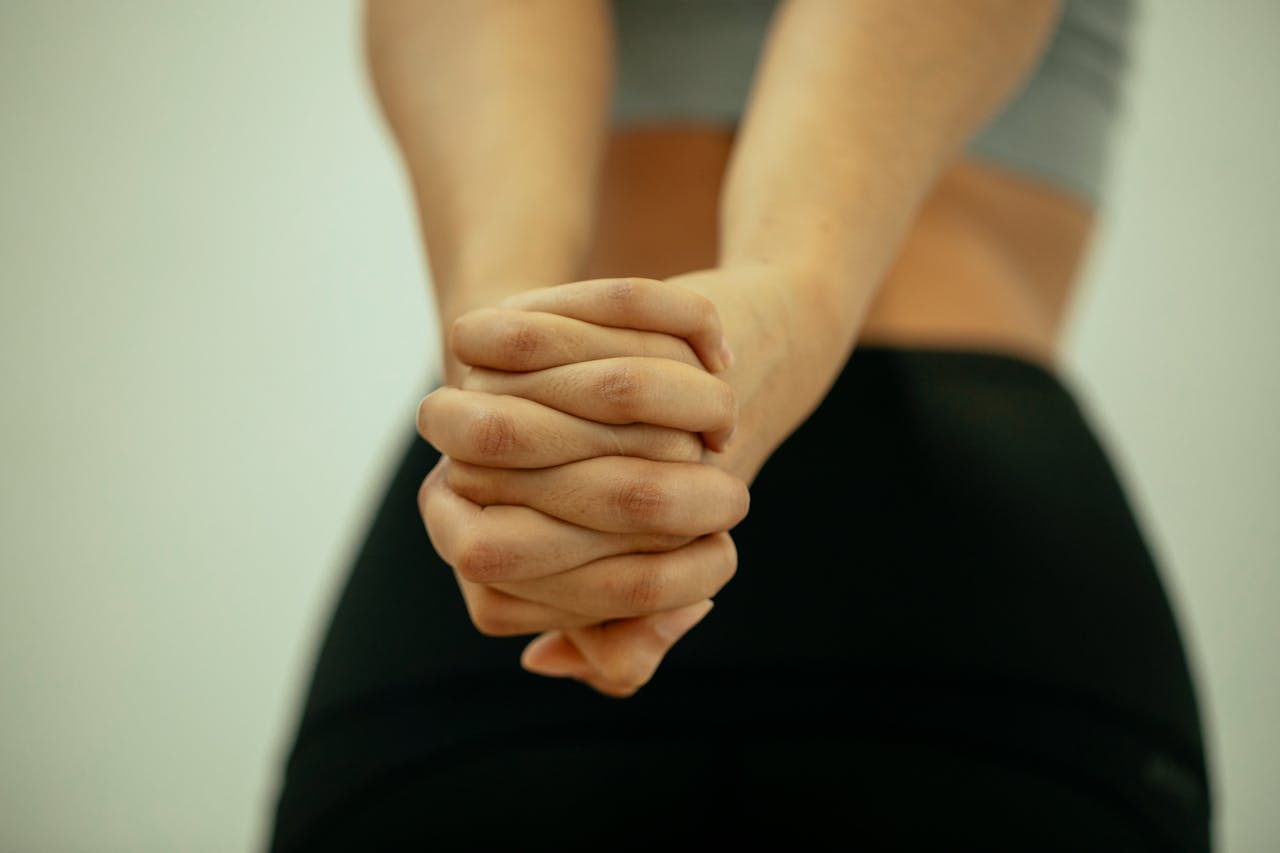 Symbolbild Schmerzarten: Person dehnt sich die Arme