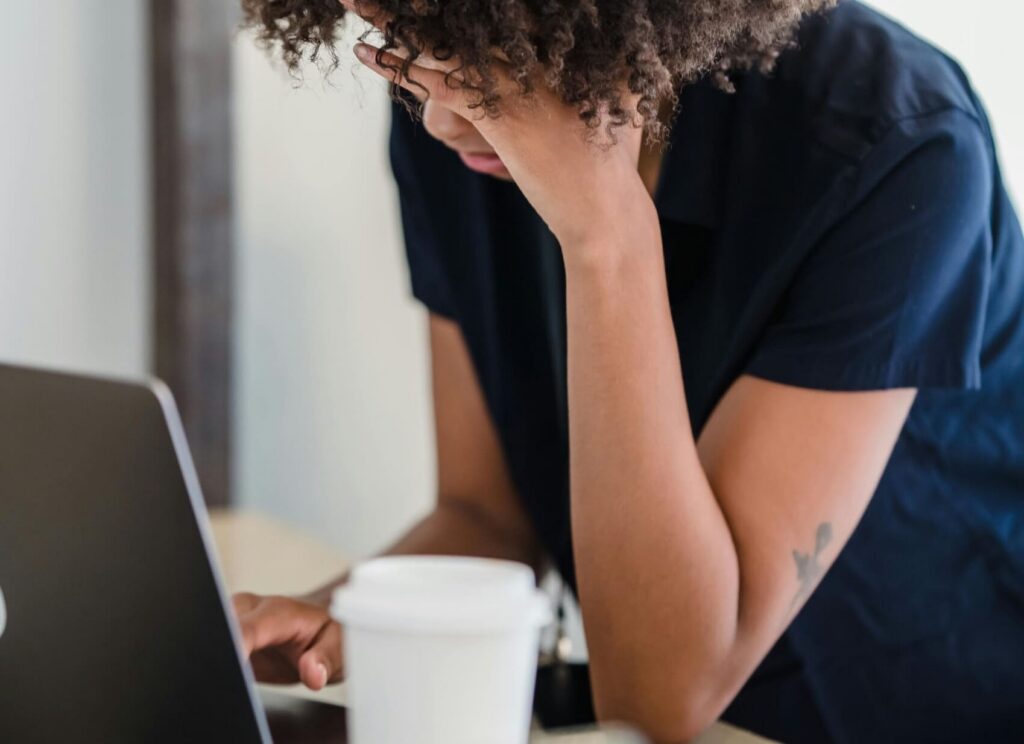 Symbolbild: Eine gestresste Person am Laptop recherchiert zum Thema Stress